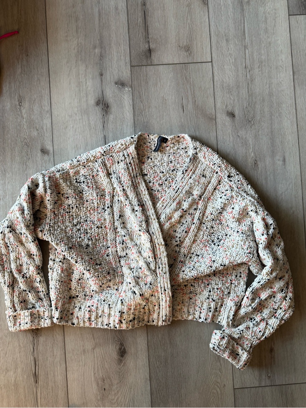 moon & madison Cream Speckled V‑Neck Cropped Cardigan